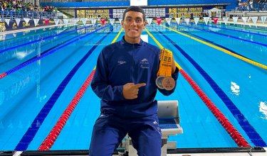 Julián Sarmiento una de las nuevas promesas de la natación nortesantandereana luce las dos medallas conquistadas en Ibagué.