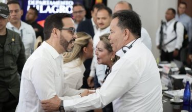 El presidente electo Abelardo de la Espriella se saluda aquí con el gobernador William Villamizar/Foto: Cortesía Juan Pablo  Bayona