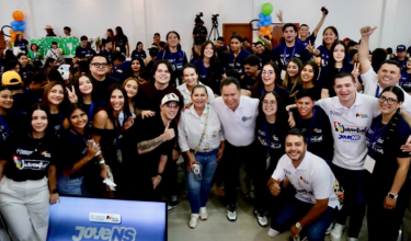 Gobernador William Villamizar y jóvenes