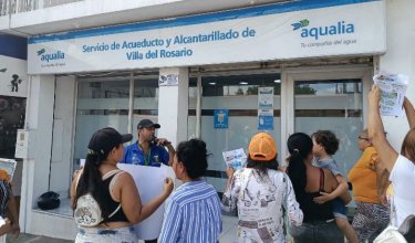 Protesta del barrio Turbay Ayala frente a Aqualia