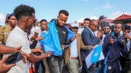 El árbitro somalí Omar Artan, que finalmente no podrá estar en el Mundial de Fútbol al prohibirle su entrada las autoridades de los Estados Unidos, será el encargado de dirigir la final de la Supercopa de Europa entre el PSG francés y el Aston Villa inglés, según anunció este jueves la UEFA.