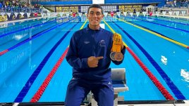 Julián Sarmiento una de las nuevas promesas de la natación nortesantandereana luce las dos medallas conquistadas en Ibagué.