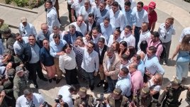 Una postal para el recuerdo, la que se tomaron el presidente electo con las autoridades ainfitrionas de Norte de Santander./Foto: Orlando Carvajal/La Opinión