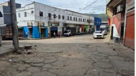 Moradores de los barrios aledaños a la plaza de mercado de Ocaña reclaman la reposición de pavimentos.