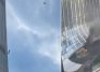 Así quedó la fachada del rascacielos más alto de Pekín tras el impacto de una avioneta