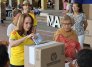 Las mujeres representan más de la mitad de los electores registrados a nivel nacional. / Fotos Carlos Ramírez-La Opinión