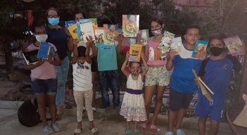Niños reciben sus libros en el sector de Islandia en el barrio Belén en Cúcuta. / Fotos cortesía