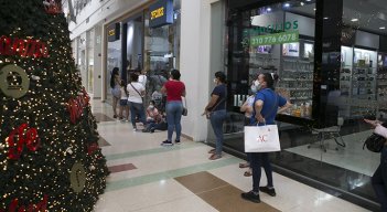 Los expertos consideran que existen cargas impositivas que restan competitividad / Foto Archivo La Opinión