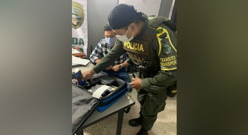El secretario de Tránsito, Jorge González entregó los dos equipos a la policía. / Foto: Cortesía.   