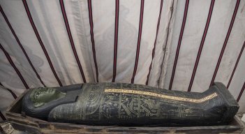 Los sarcófagos de madera, que datan de la época del Imperio Nuevo, fueron hallados en pozos funerarios. / Foto:AFP