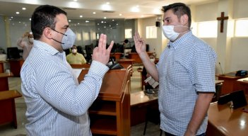 Jesús Sepúlveda (izquierda) toma juramento ante el presidente del Concejo, Leonardo Jácome