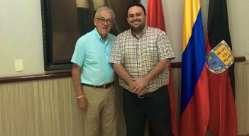 Juan Diego Peña junto al alcalde Jairo Yáñez. 