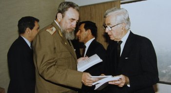 El expresidente Virgilio Barco (derecha), junto al líder de la revolución cubana, Fidel Castro, (izquierda), en una de las visitas del mandatario de la isla a Colombia.