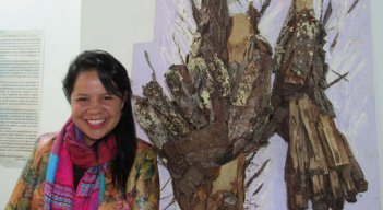 Con corteza de árboles, la pintora destaca siluetas de mujeres. / Foto: Cortesía
