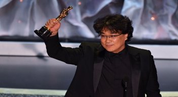 Bong Joon-Ho, el cineasta que hizo historia en 2020 al ganar no una, sino cuatro estatuillas de los Oscar por su cinta Parasite, sigue reescribiendo la historia del cine. Foto ARCHIVO La Opinión