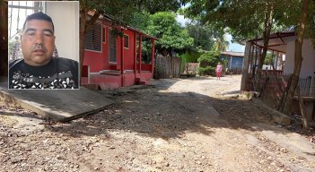 El líder comunal estacionó su moto en el garaje, mientras que su esposa entró corriendo a la vivienda, porque debía ir al baño. Cuando de pronto sonaron más de una docena de disparos/ Fotos La Opinión.