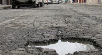 La mayoría de las calles están en mal estado por el deterioro del asfalto. 