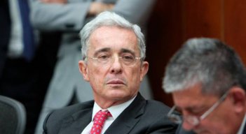 El expresidente Álvaro Uribe asegura que las cifras de la JEP sobre falsos positivos están sesgadas y buscan desacreditar su gobierno. 