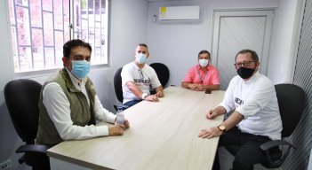 La Registraduría compartió esta fotografía de la reunión entre el registrador Alexander Vega y los voceros de la revocatoria Jaime Vásquez y Miguel Galingo. / Foto: Registraduría