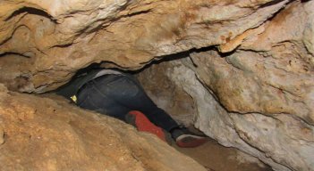 A la cueva de Escalones se ingresa arrastrándose. / Fotos La Opinión