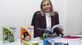 Elizabeth Gómez ha desarrollado libros y juegos para ejercitar la memoria de los enfermos de Alzheimer. / Foto: Cortesía