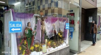 En la Calle Real se exhiben las imágenes de la Semana Infantil. / La Opinión