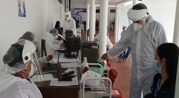 Al hospital llegaron 1.922 vacunas para la provincia. La OIM donó equipos tecnológicos, insumos y elementos de protección personal.  / Foto: Roberto Ospino/ La Opinión