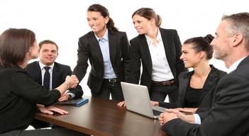 En Colombia, la tasa de empleo femenina es particularmente baja (48,9 %) si se compara con la de los hombres (73,4 %)