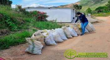 La Unidad Técnica Ambiental y la Fundación Bioentorno avanzan con el proceso de recolección de recipientes con sustancias tóxicas para evitar contaminación de fuentes hídricas en Ocaña. / Cortesia 