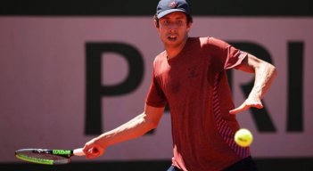 Daniel Galán durante su juego por primera ronda del cuadro principal de Roland Garros. / Foto: Getty Images - Adam Pretty