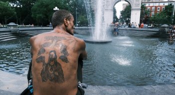 Hombre con calor en Nueva York.