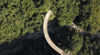 Suspensión, documental sobre un Elefanto Blanco en Colombia.