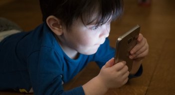Tratan de controlar el uso de celulares en niños