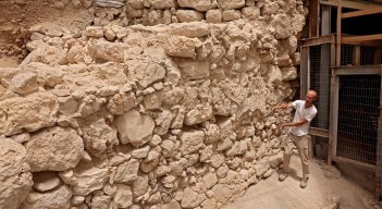 La muralla es venerada por los católicos
