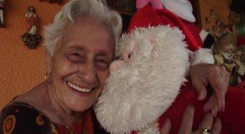 Murió Raquel Vega, con toda una vida coleccionando Papá Noel. En cada Navidad eran los invitados de honor en su casa. A la edad de 102 años se marchó al más allá como entre un sueño./ Foto: Cortesía