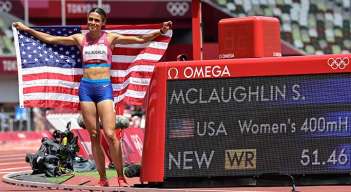 La estadounidense Sydney McLaughlin batió su récord mundial para ganar este miércoles la medalla de oro olímpica en los 400 metros vallas de Tokio-2020