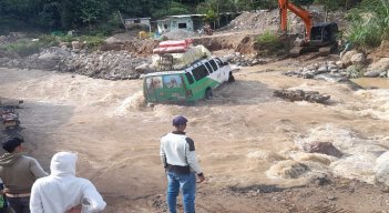 Desafiando las corrientes de agua que bajan de las montañas los labriegos exponen sus vidas para salir de la zona.