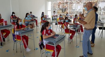Luego de año y medio, los niños regresan a clases en Ocaña. Paulatinamente se normaliza la situación tanto en la zona rural como urbana.