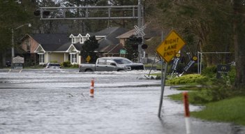 El gobernador Edwards advirtió que Ida será "una importante prueba" para el sistema de prevención de inundaciones del estado./AFP