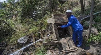 "Hice una turbina hidroeléctrica con el compresor de un refrigerador'. / AFP