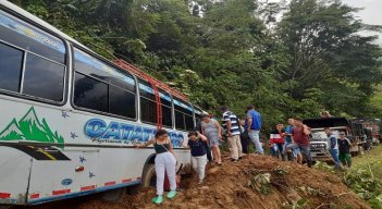 Una difícil situación atraviesan los campesinos de la zona del Catatumbo por el pésimo estado de las vías ante la cruda ola invernal.