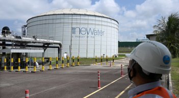 Bombas gigantes en Singapur ayudan a transformar las aguas residuales en agua tan limpia apta para el consumo humano. / Foto: AFP 