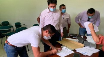 El alcalde, Wilden Capacho firmó el convenio por $572 millones. Cortesía/ La Opinión. 