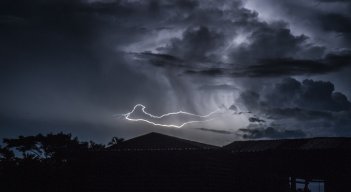 Contribuye al espectáculo la falta de electricidad./ Fotos AFP