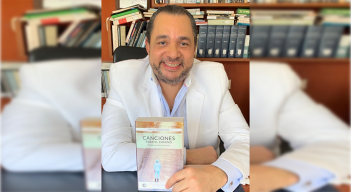 Hernán es médico, ensayista y poeta, tiene 56 años.