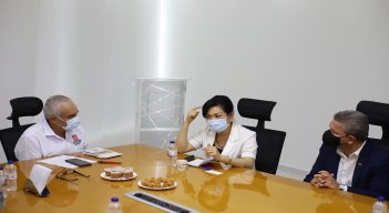 La representante comercial de la Embajada de Taiwán, Francisca Yu- Tsz Chang, reunida con los directivos de la universidad. /Foto: Cortesía