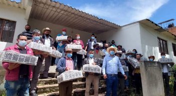 El alcalde Carlos Flórez entregó las semillas a los productores campesinos. Foto: Cortesía/La Opinión.