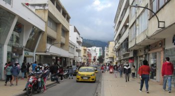 El comercio espera a los compradores de la provincia. Foto Roberto Ospino/La Opinión