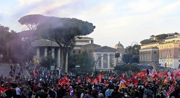 miles de personas participaron en una marcha por el clima para reclamar a los líderes de las principales economías del planeta una mayor compromiso en la  luchar contra el cambio climático./AFP