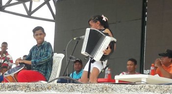Muchos la han bautizado como la ‘Niña de los dedos de oro’ o la ‘Reina Isabel del acordeón’. /Foto: Cortesía/ La Opinión